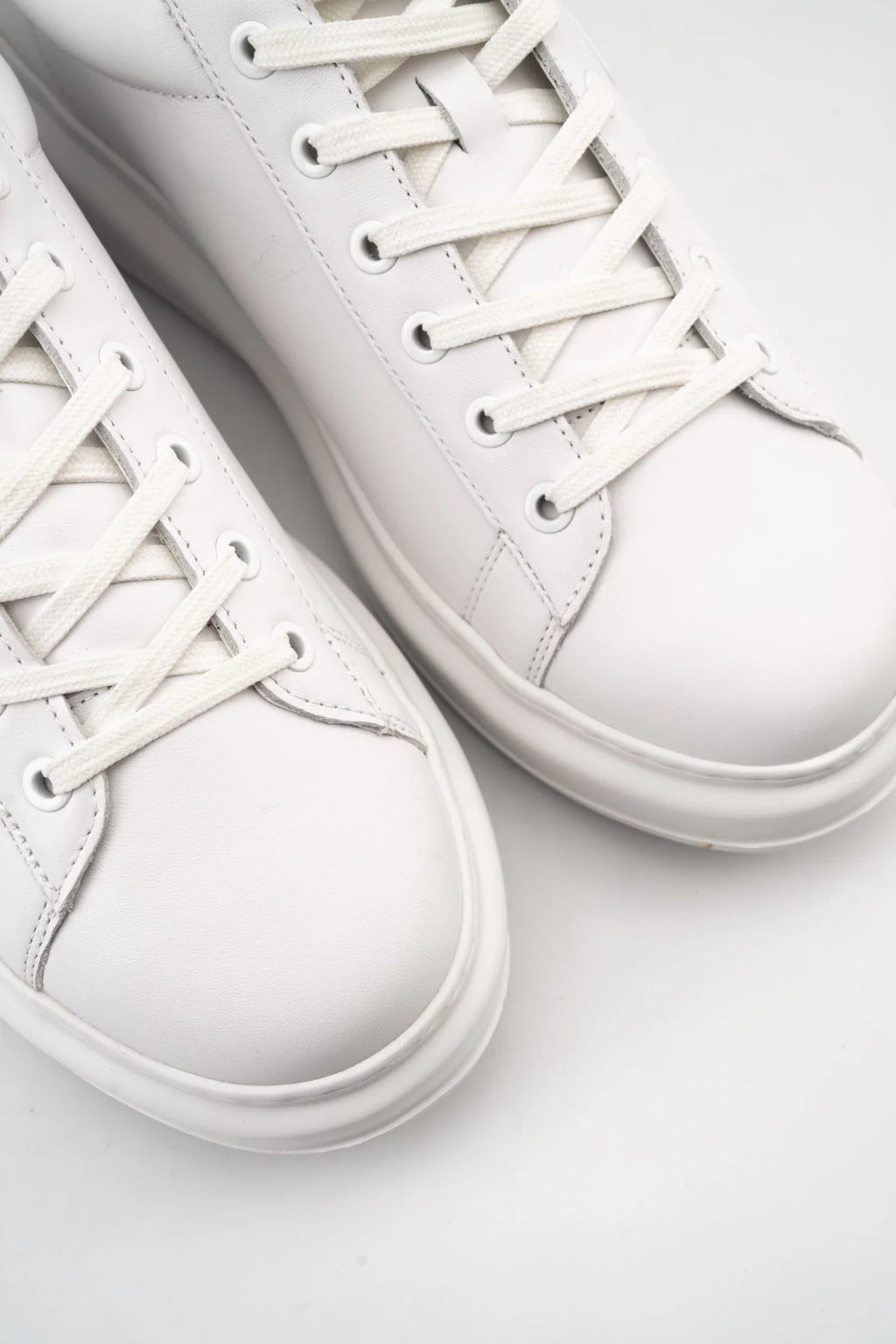 (Core) Karl Lagerfeld Men's Kapri NFT Lo Lace White Lthr/Mono Sneaker KL52530N 01W