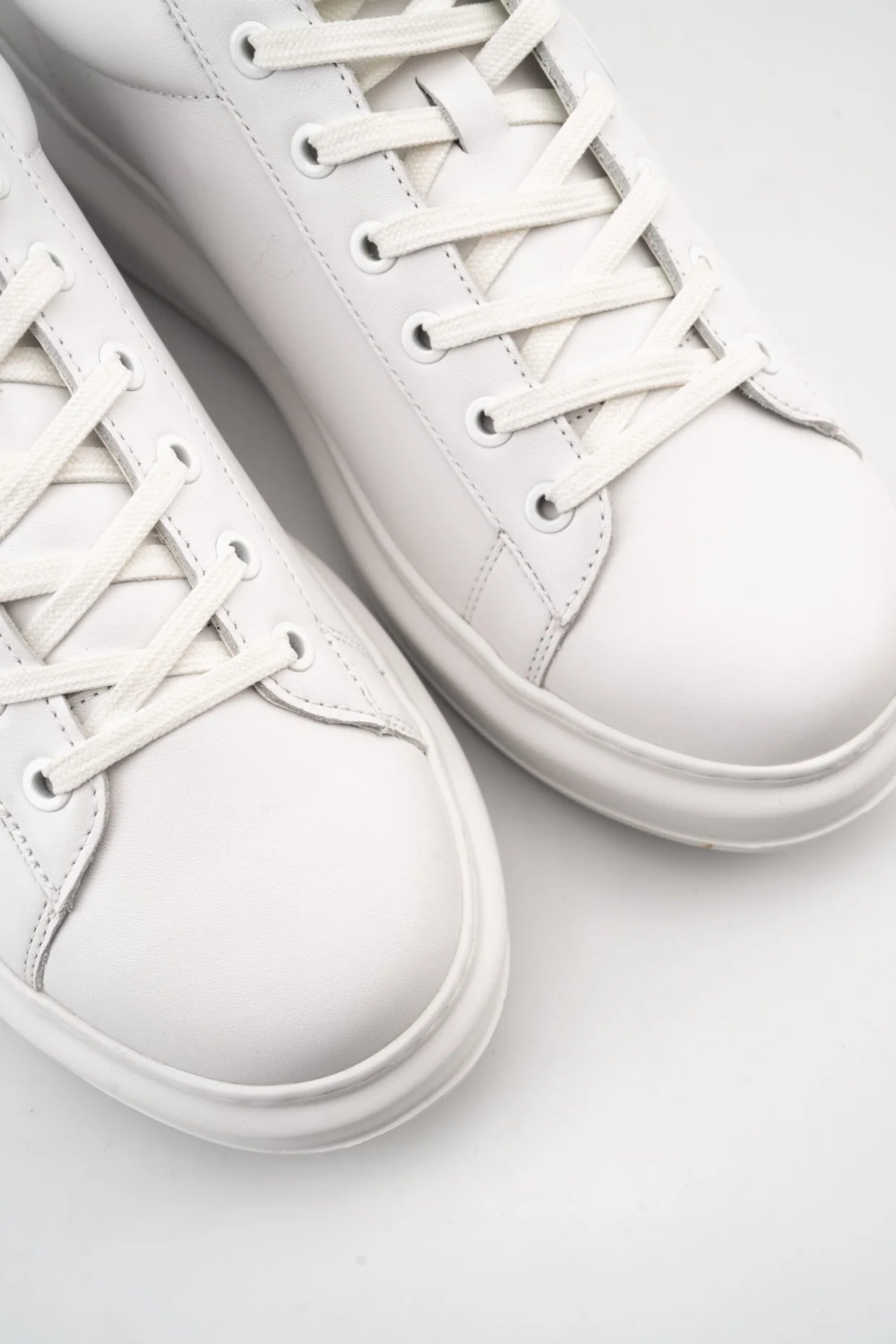 (Core) Karl Lagerfeld Men's Kapri NFT Lo Lace White Lthr/Mono Sneaker KL52530N 01W